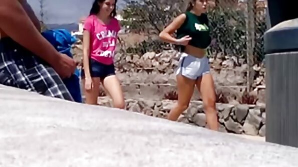 Petite brunette jada boneka muter karo hard kontol ing kursi