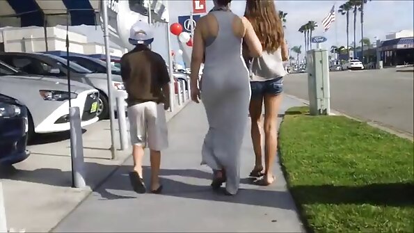 Redhead MILF Silvia kawin dhéwé karo alat vibrator