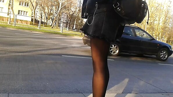 Pirang langsing ing wangun apik