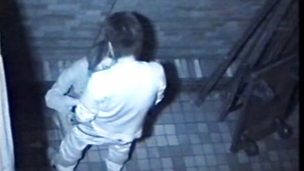 Apik banget pirang iku kneeling lan ngisep kontol