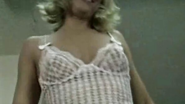 Udud panas brunette ngisep kontol ageng