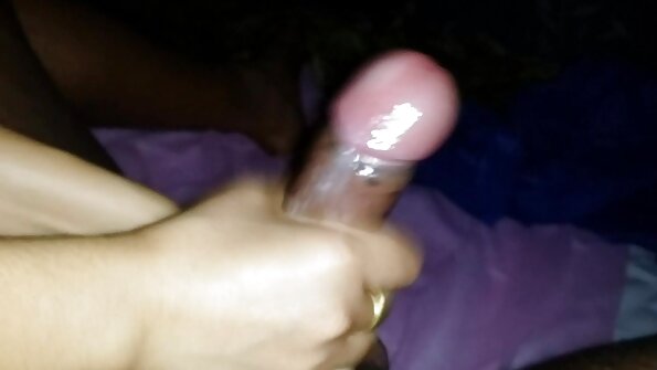 Lina Mercury nyebar dheweke bokong pipi sudhut kanggo kuat silit ketukan