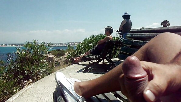 Tanggi Bailey Brooke lan Zoey Monroe seneng-seneng ing pose sewidak sanga