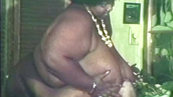 Cewek cilik nyedot kontol ireng gede