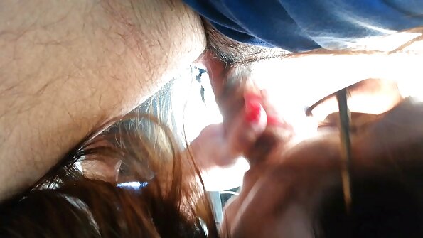 Wanita brunette bitchy bangs dheweke Twat