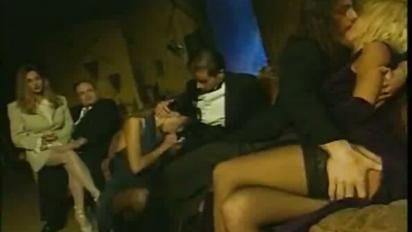 Pigtailed pirang lady iku kurang ajar dheweke pacangan