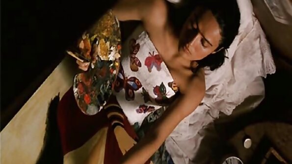 Peteng-rambut Cougar India Summer pleasuring loro mesum murid bebarengan