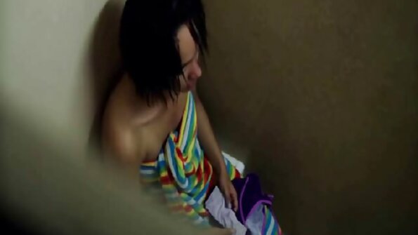 Short-rambut ibu Ryan Keely kawin dhadha ireng cah wadon ing amben