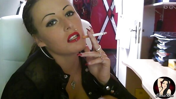 Seductive wadon tak bajingan ing dheweke ngarep