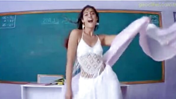 Insatiable brunette tak bajingan saka konco