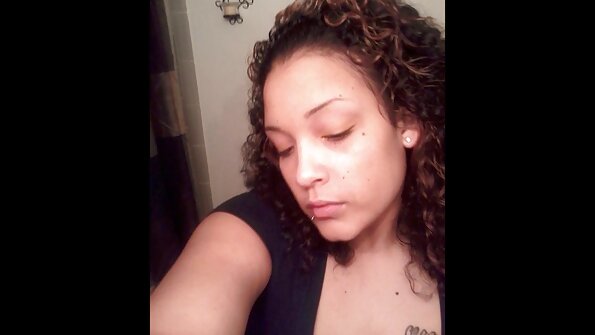 Ceking GILF Stacey Robinson pleasuring dhéwé ing amben