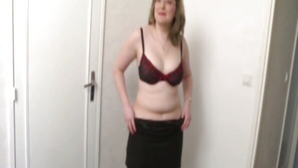 Wanita rambut peteng njerit amarga seneng