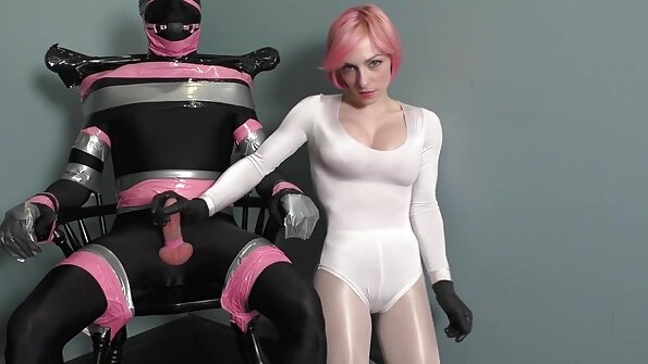 Bodacious brunette ing dhuwur tumit bakal bajingan ing kursi