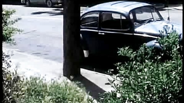 Telung MILFs alam bébas nuduhake pecker Codey ing jedhing